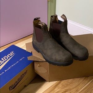 Blundstone Chelsea boots, rustic brown